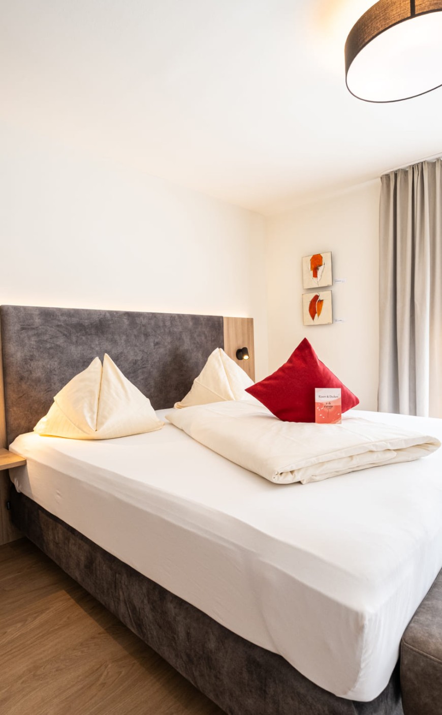 Gem&uuml;tliche Schlafatmosph&auml;re im Doppelzimmer Classic der Rosenvilla Salzburg
